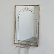 Grand miroir mural en verre biseauté de style Art Déco avec design d'arc architectural.