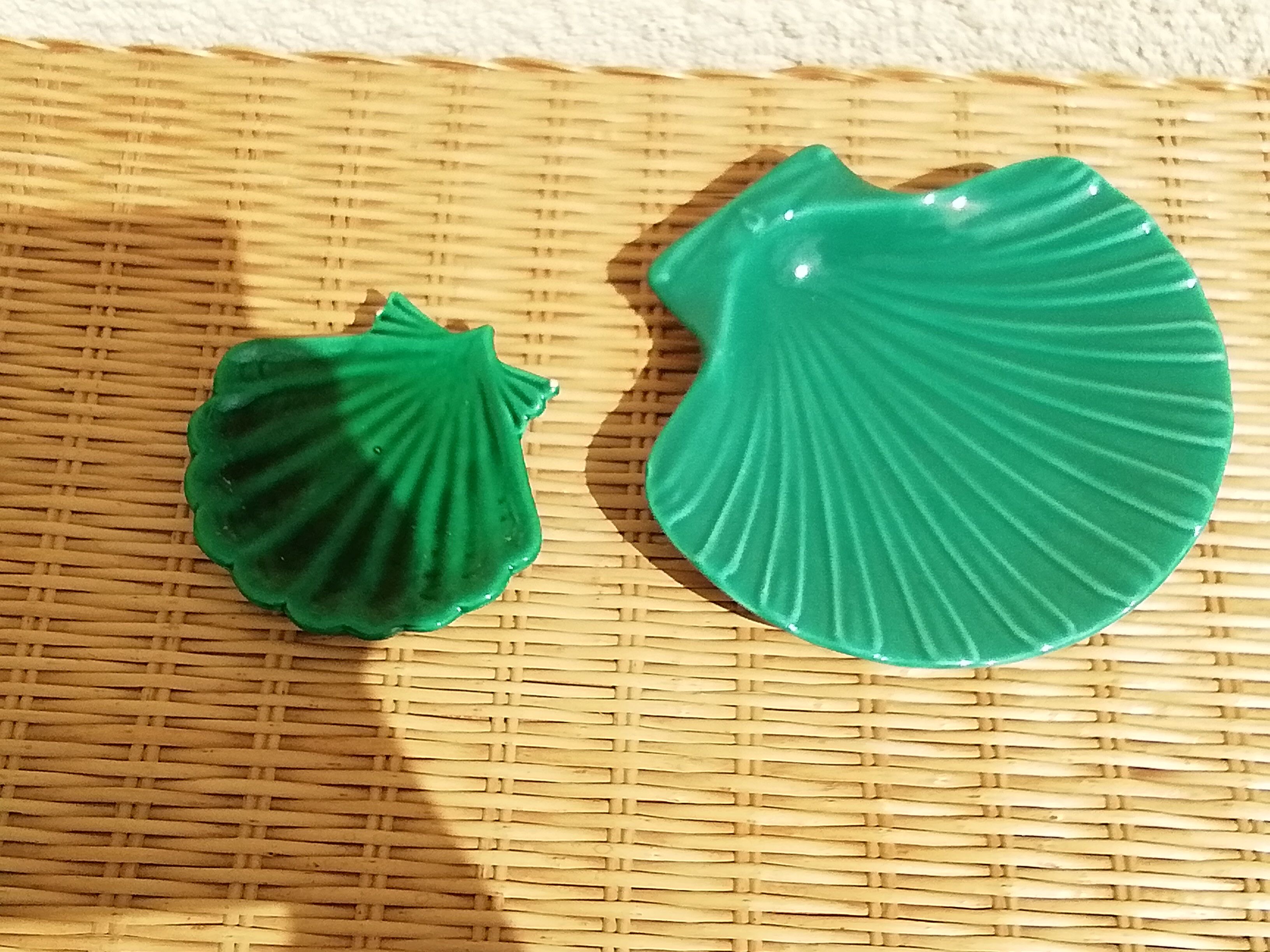 2 green ceramic scallops