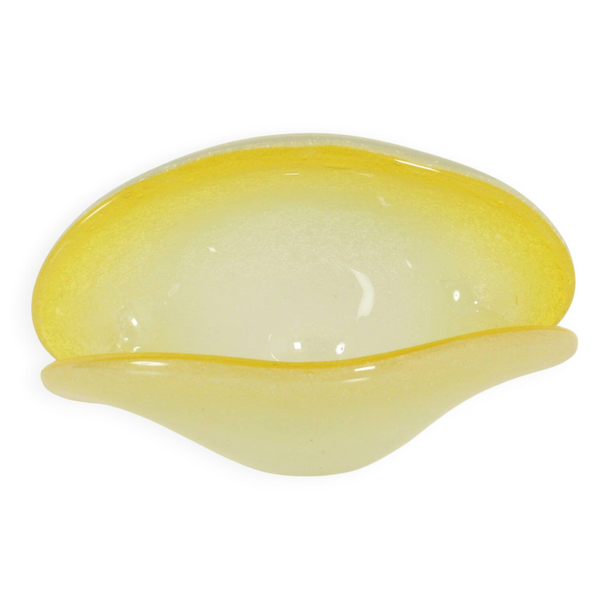 Bowl in the shape of a shell made of pulegoso Murano glass, Italy, 1960s.