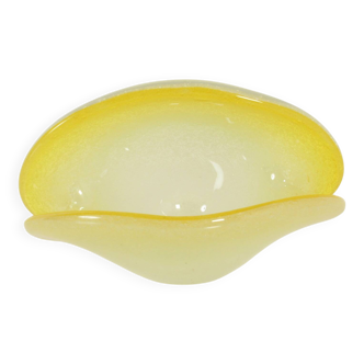 Bowl in the shape of a shell made of pulegoso Murano glass, Italy, 1960s.