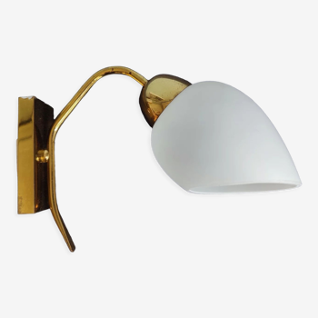 Wall lamp in brass and vintage opaline