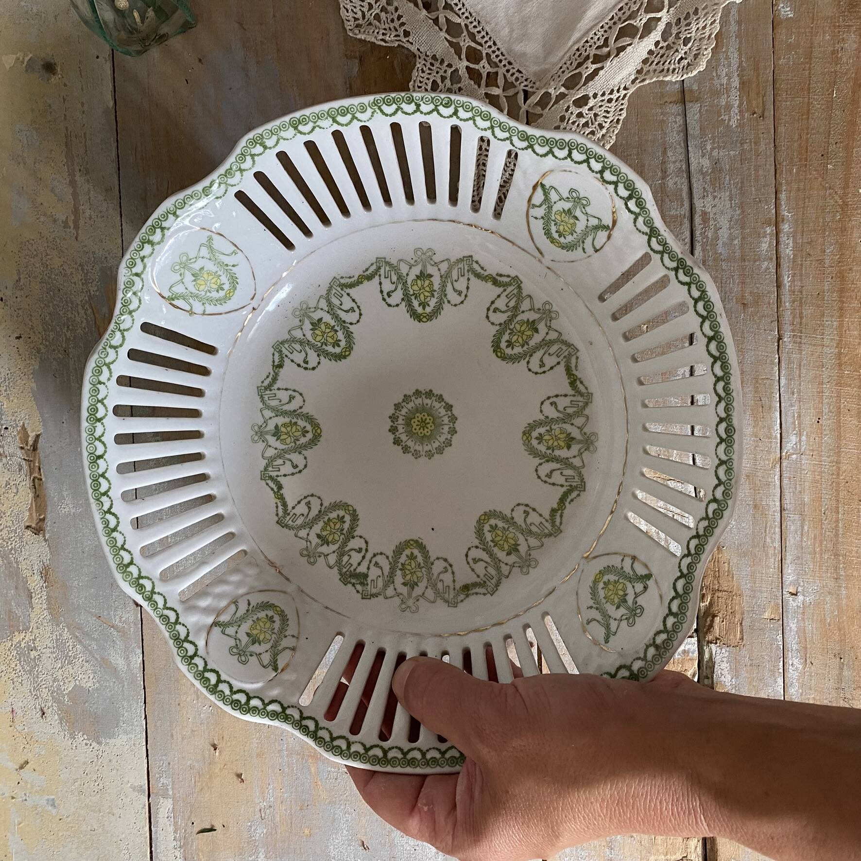 Coupe à fruits en porcelaine ajourée