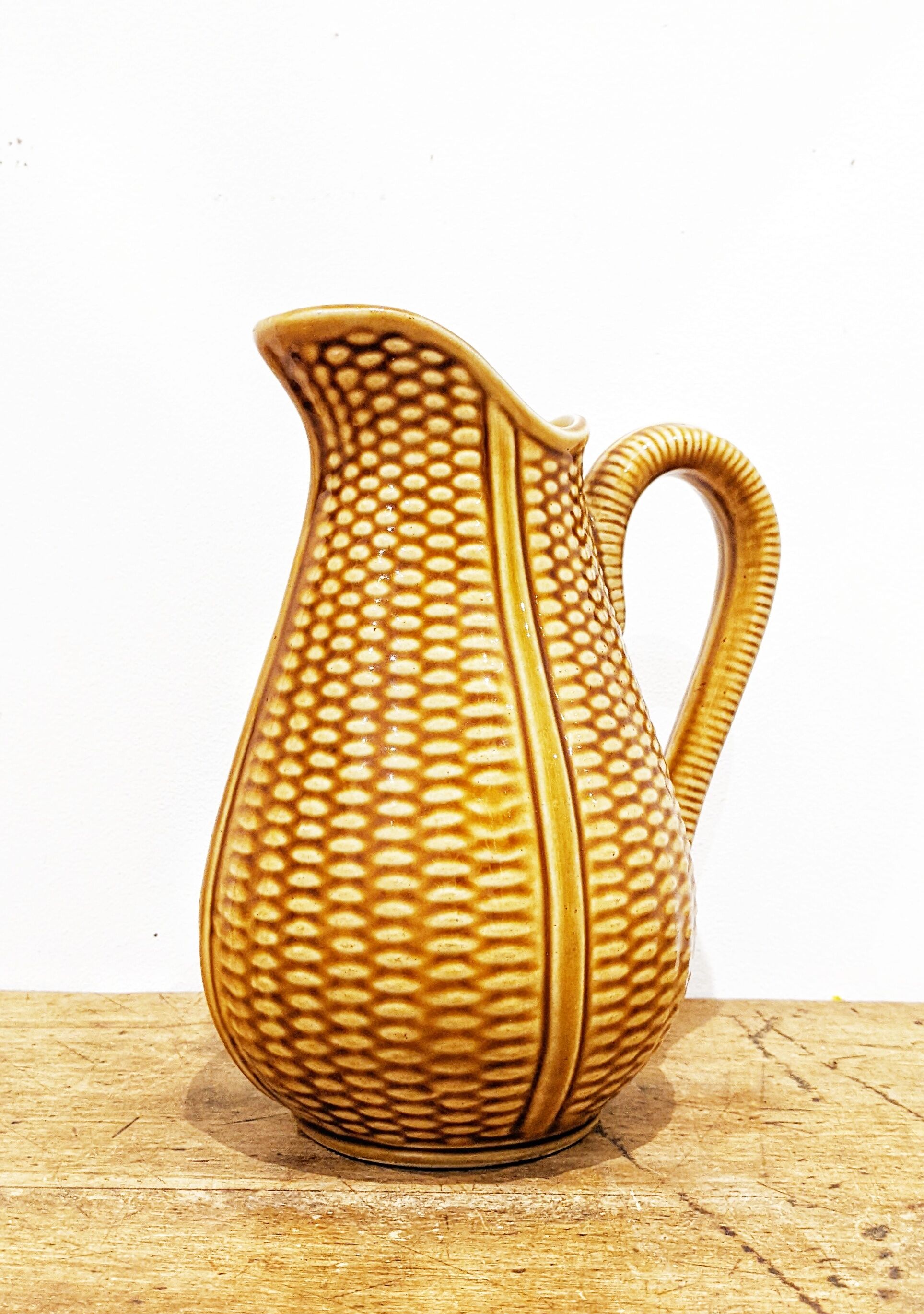 Vintage decanter ('60) pattern "grains of rice". Honey color. In perfect condition.