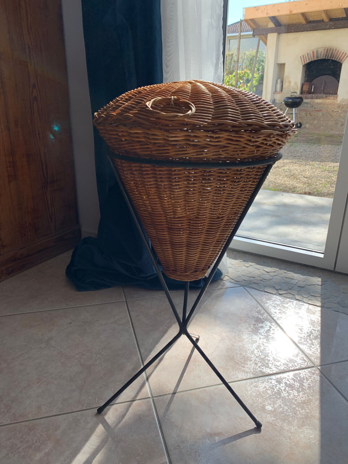 Tripod rattan worker