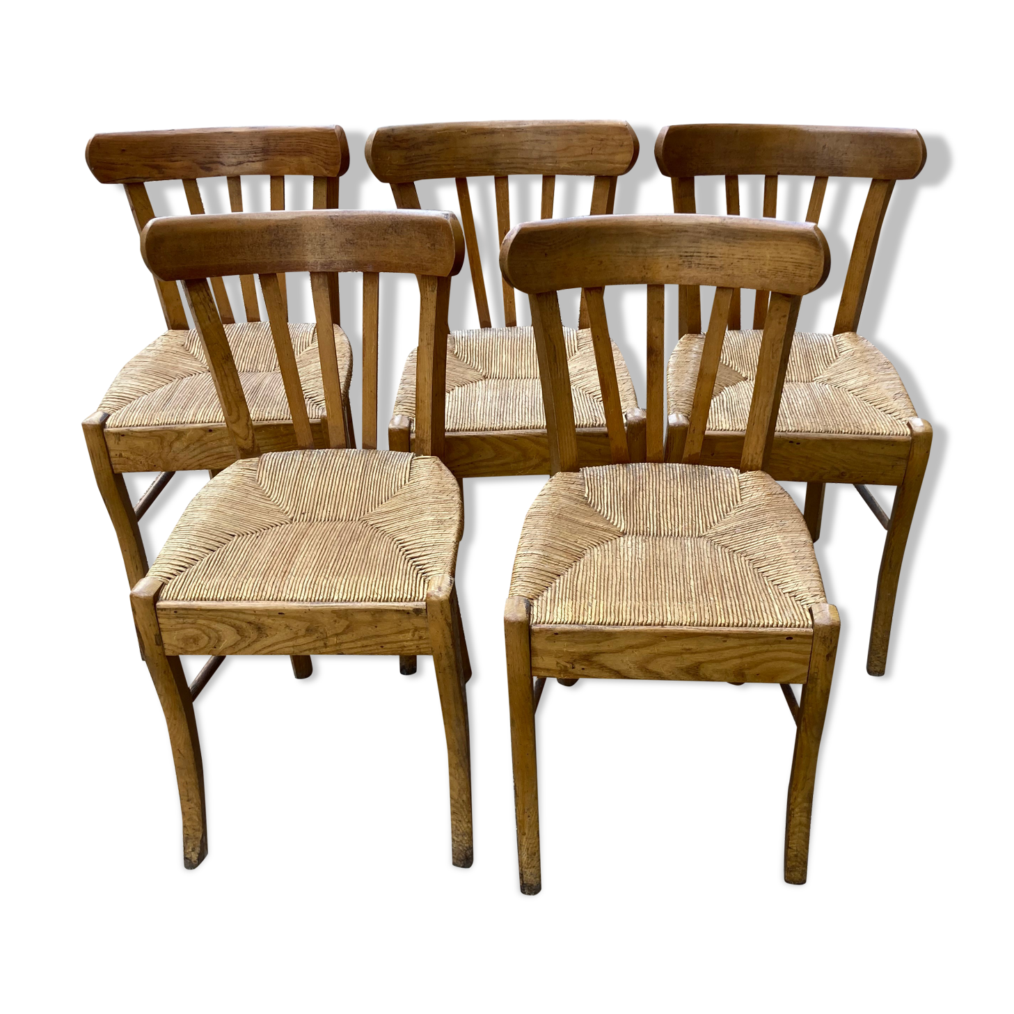 5 mulched bistro chairs