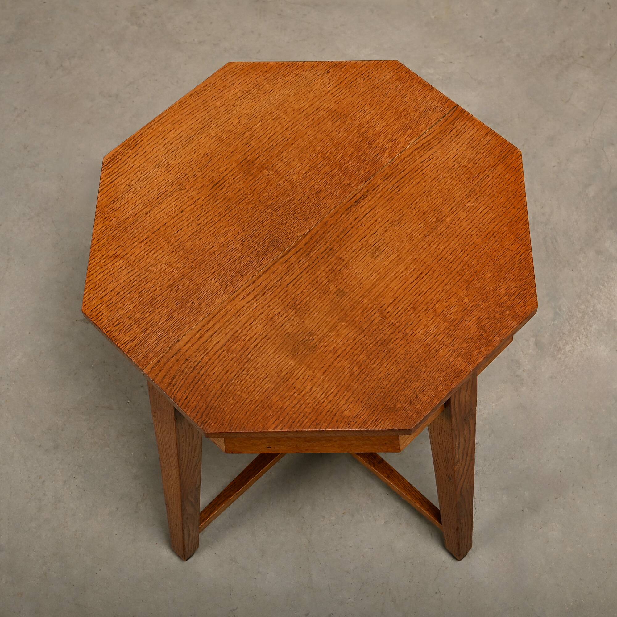 Table d'appoint octogonale en chêne de l'École de La Haye Art Déco architecturale
