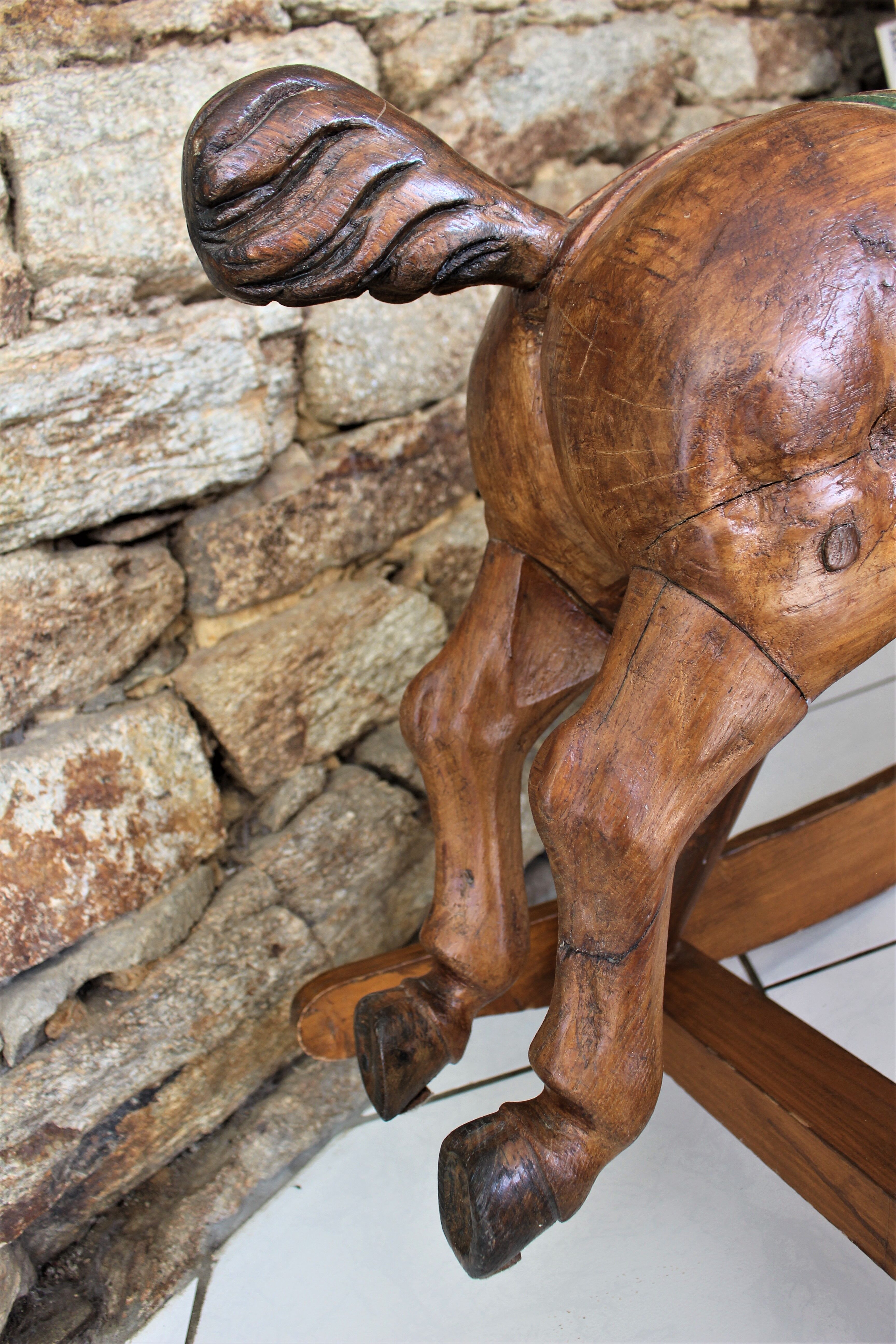 Ancien cheval de manège en bois