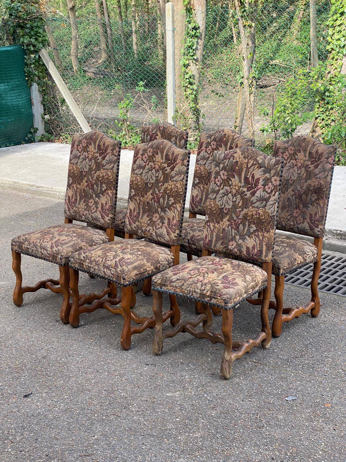 6 Louis XIV chairs made of solid wood with sheep bone and 19th-century floral fabric.