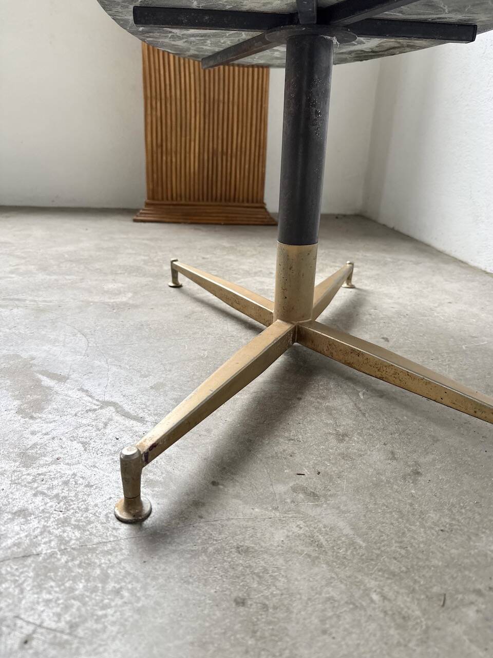 Table basse en marbre vert et laiton par Michel Kin pour Arflex