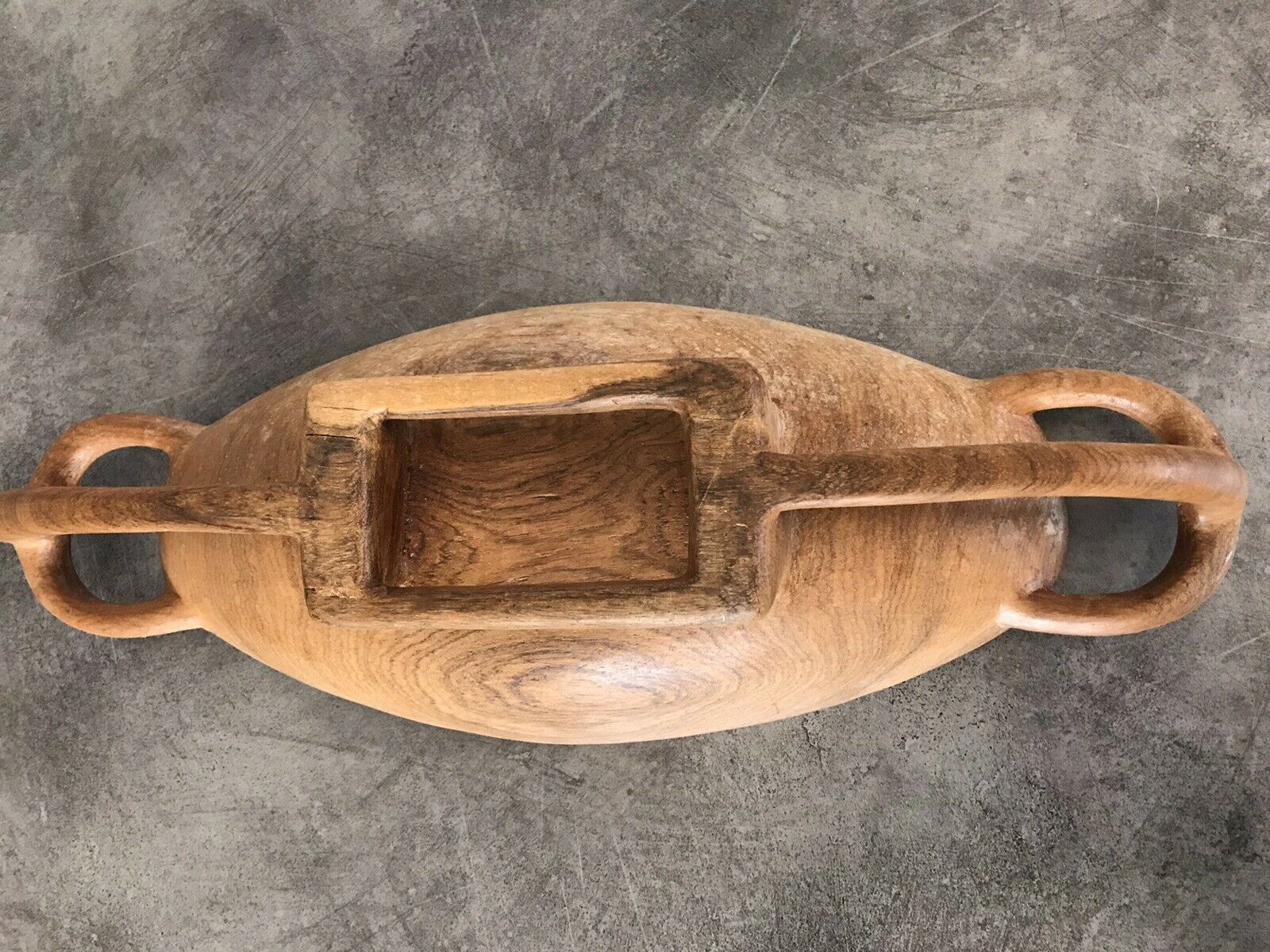 Carved wooden flat-plated - artisanal tribal art African cuisine