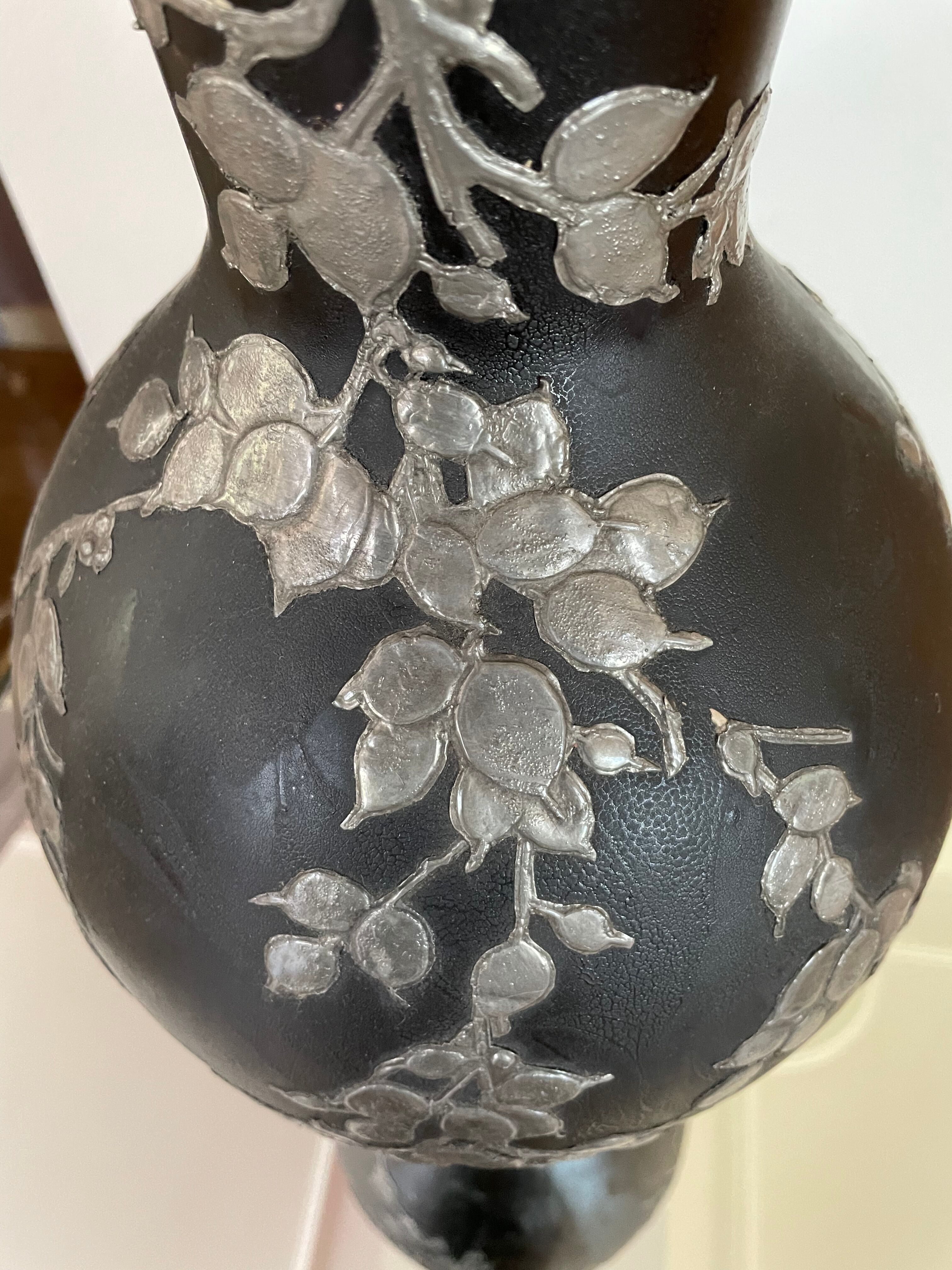 Vase vintage  en verre noir et étain