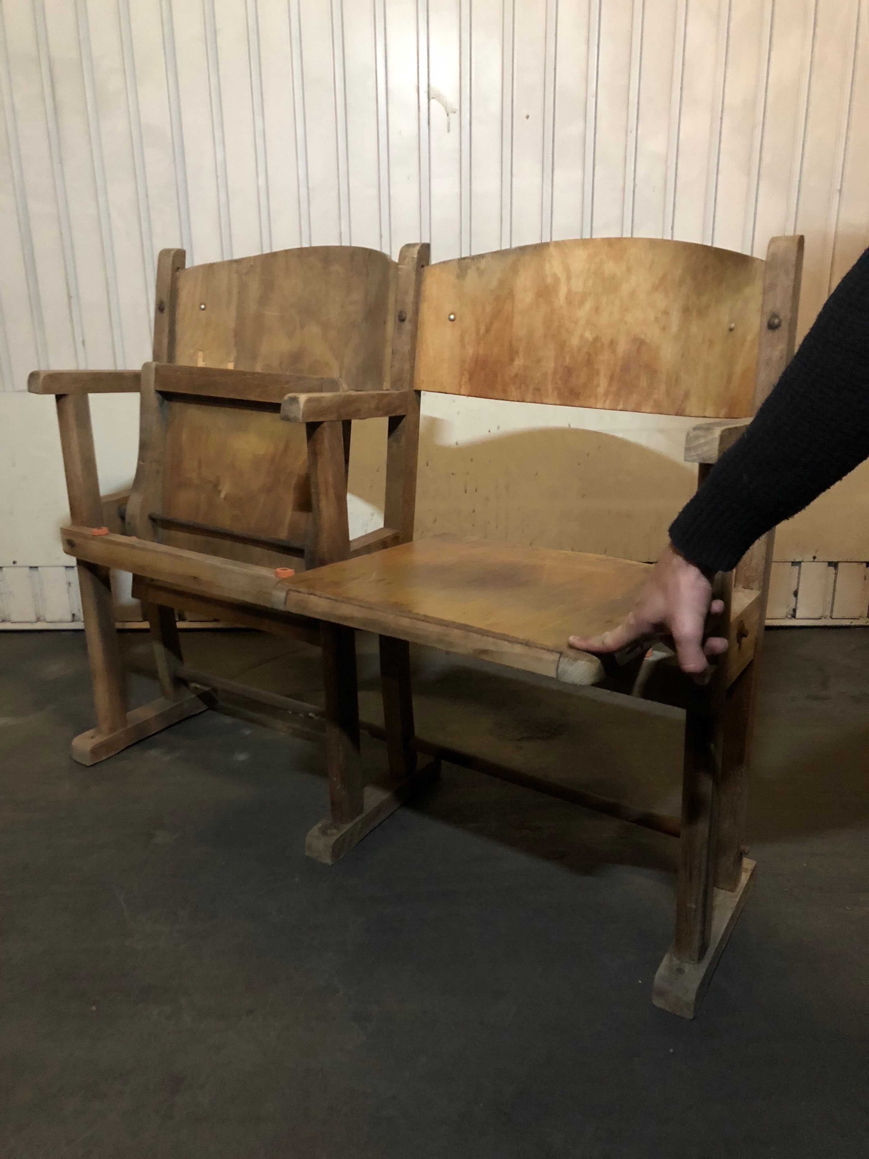 Paire de fauteuils de cinéma en bois