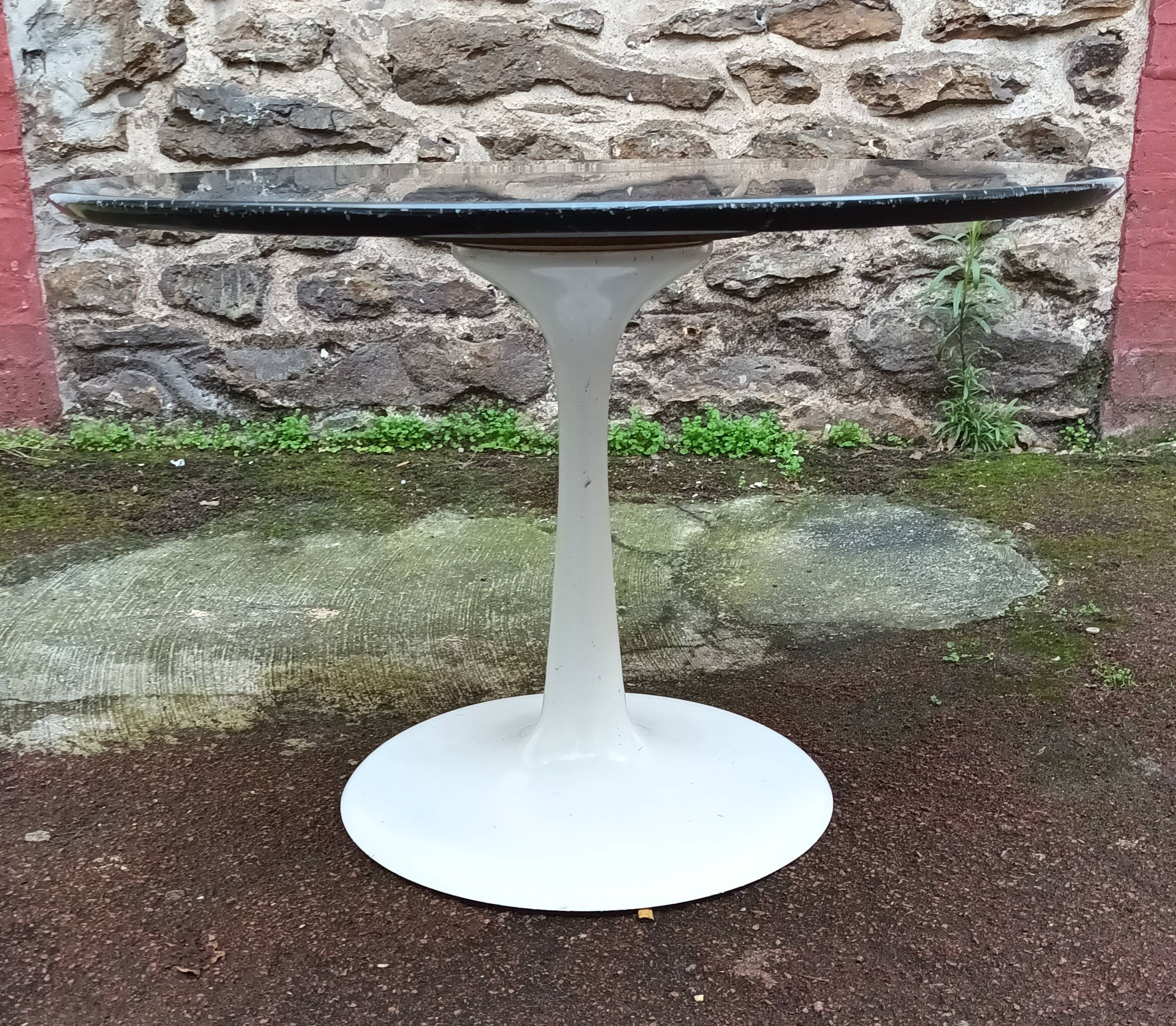 Round coffee table with tulip foot from the 70s