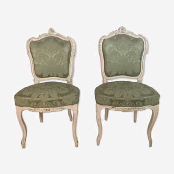 Deux chaises de style Louis XV, patine écrue et tissus de soie verte