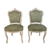 Deux chaises de style Louis XV, patine écrue et tissus de soie verte