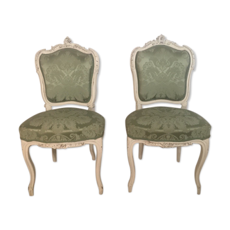 Deux chaises de style Louis XV, patine écrue et tissus de soie verte