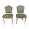 Deux chaises de style Louis XV, patine écrue et tissus de soie verte