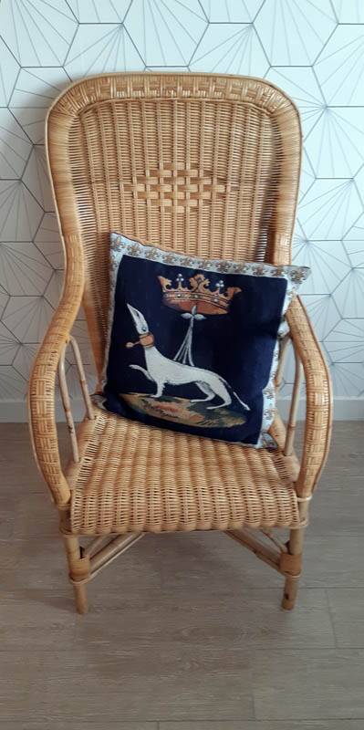 Fauteuil vintage en rotin tressé.