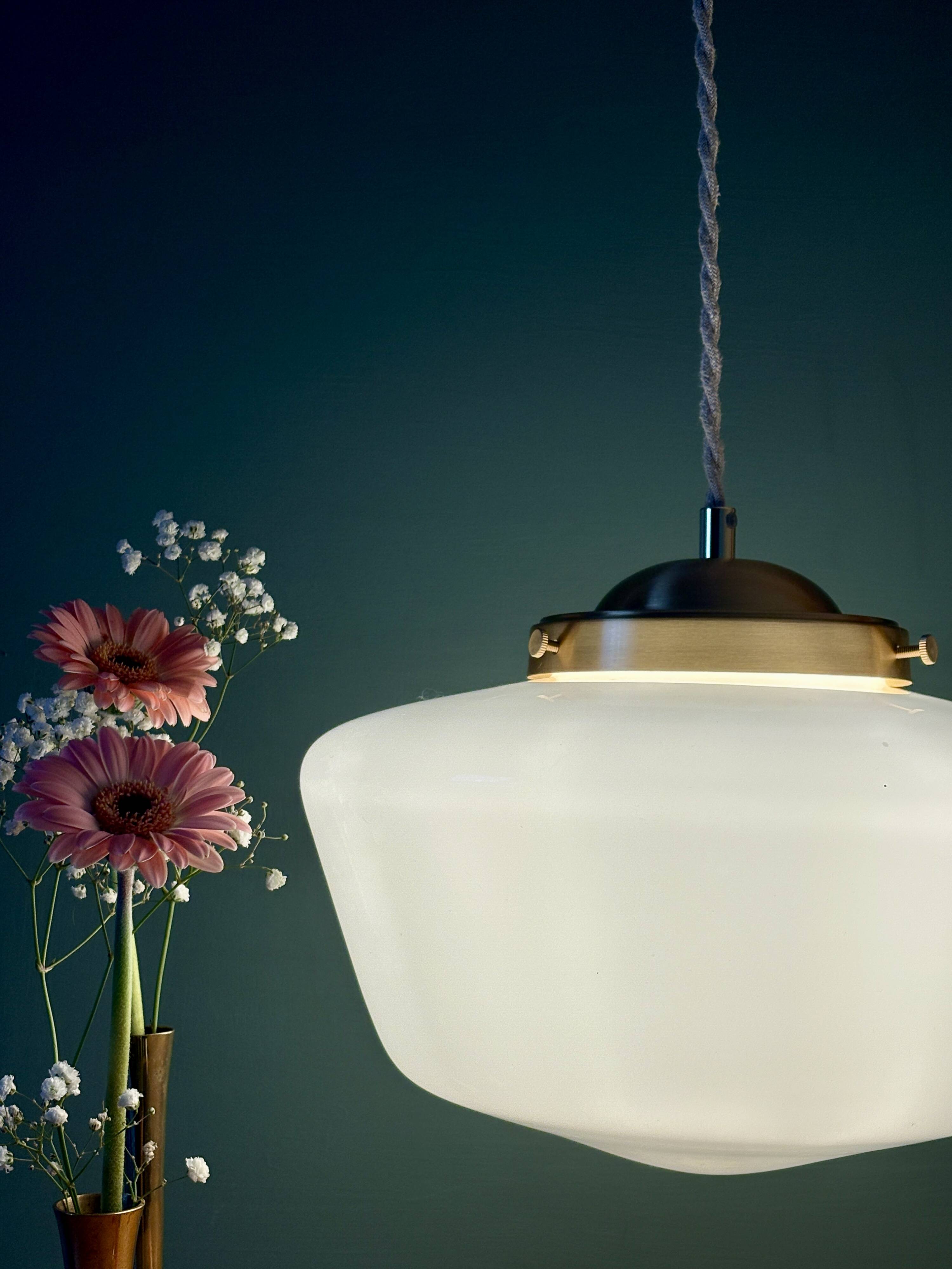 Suspension globe vintage en opaline blanche
