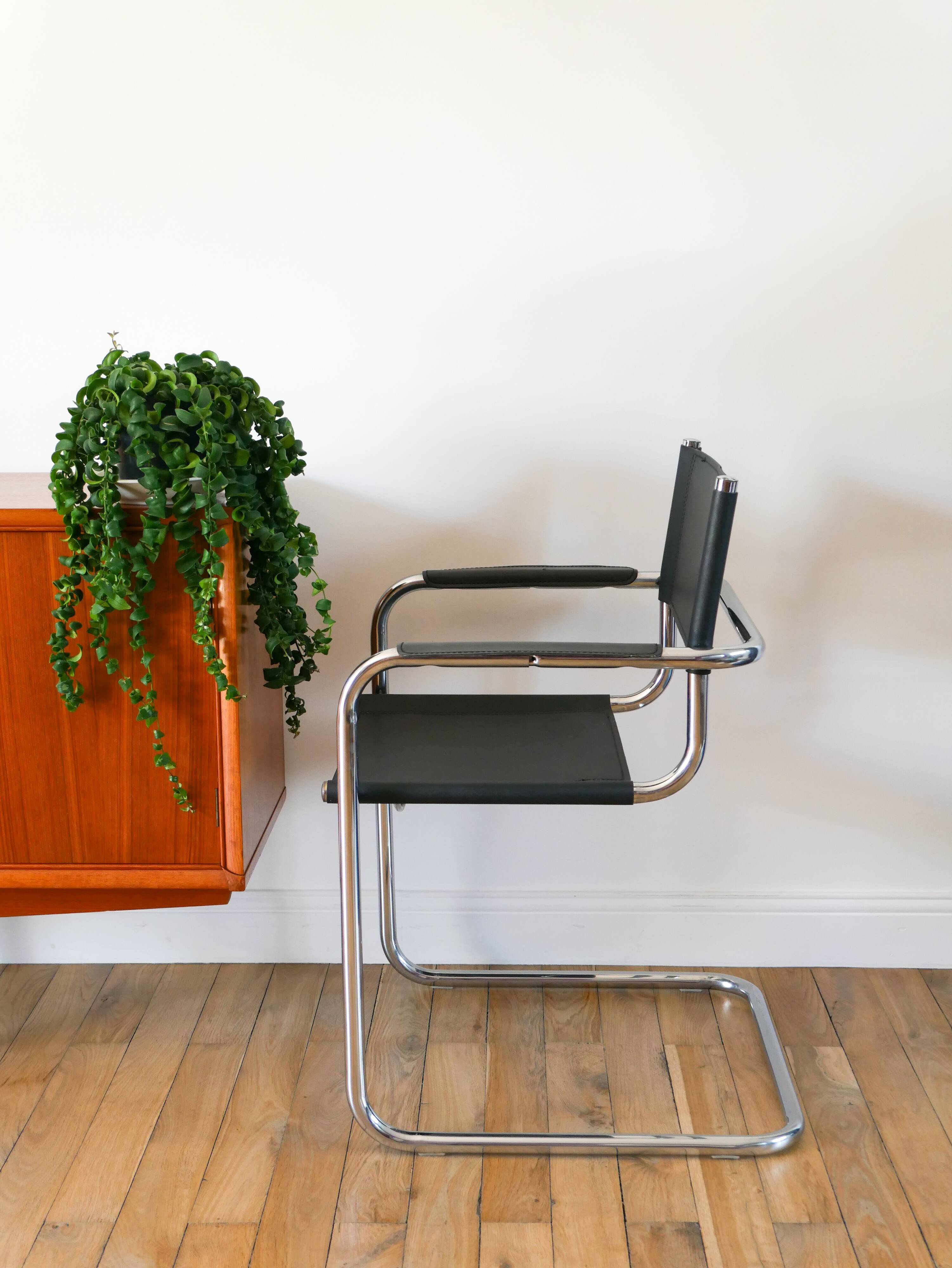 Ensemble de 4 fauteuils tubulaires en croute de cuir Cantilever chrome et Noir, dans le goût de Mart Stam, 1970