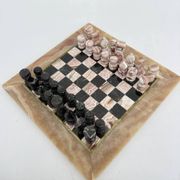 Échiquier en marbre rose et noir vintage avec des pièces en laiton, années 1970, Italie