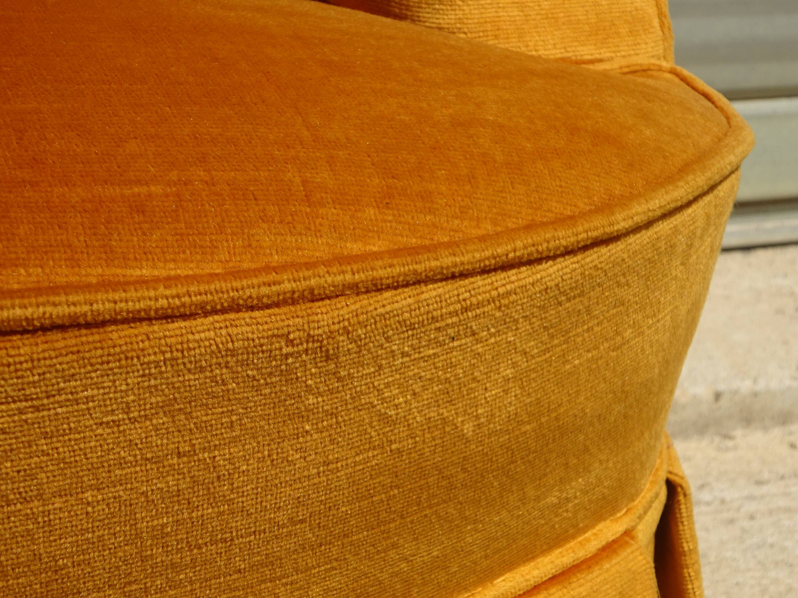 Fauteuil crapaud en velours jaune