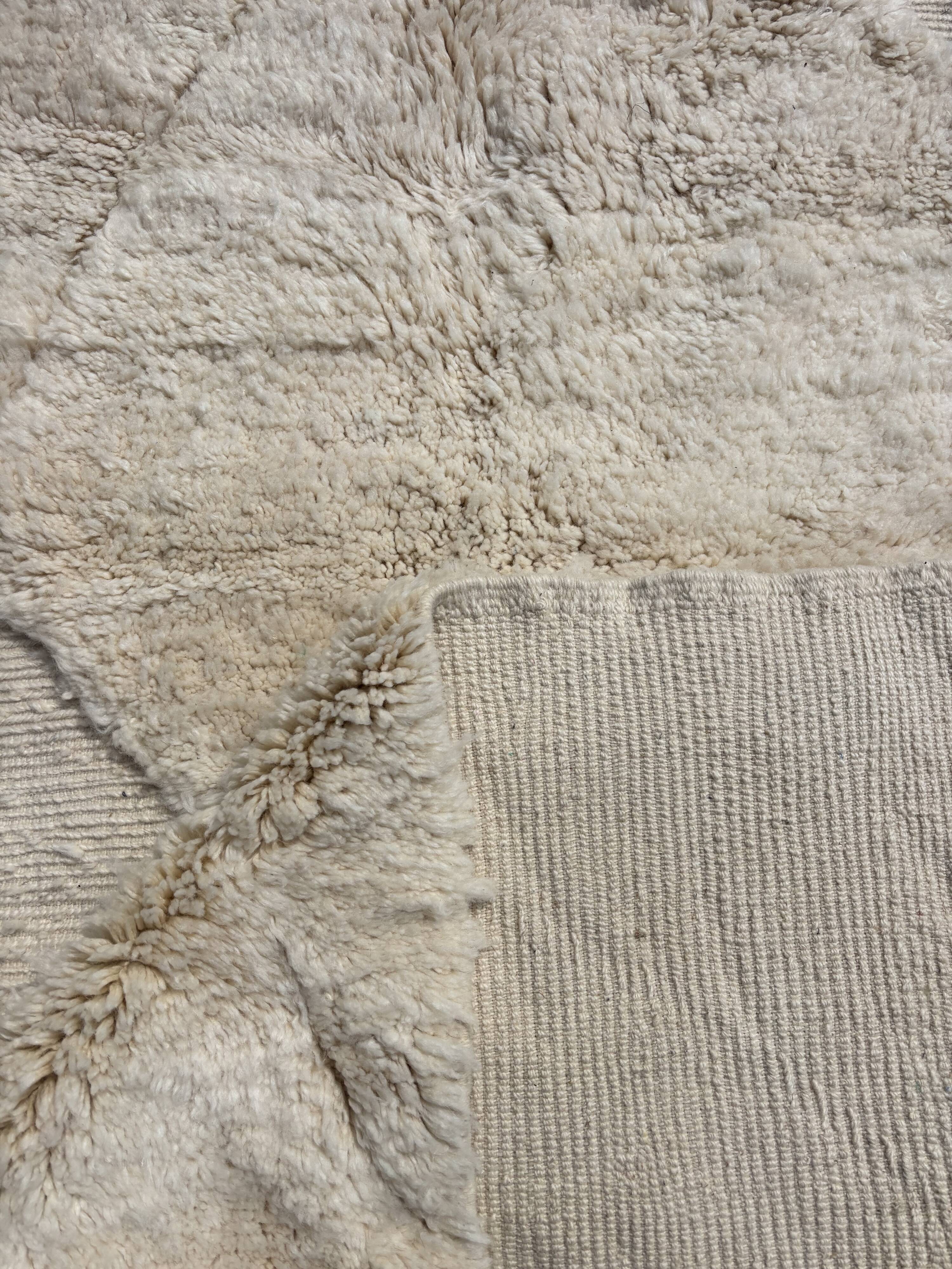 White Moroccan shaggy wool rug