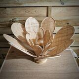 Flower table lamp made of rattan and raffia petals