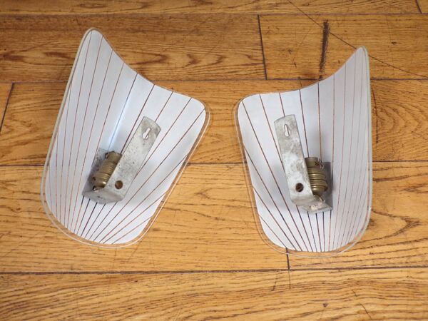 Paire d'appliques modernistes en verre peint