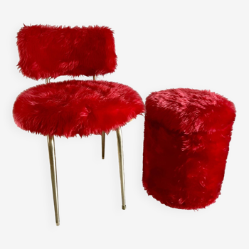 Chaise et pouf en moumoute rouge