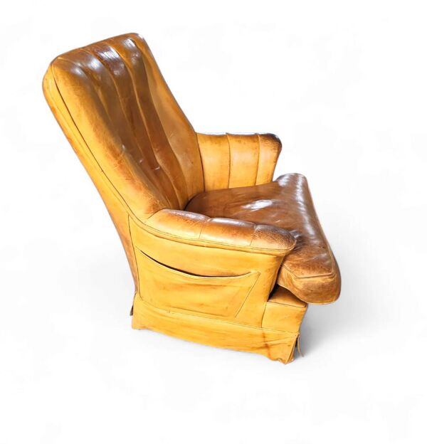 Fauteuil club en cuir de mouton des années 1970 avec porte-revues