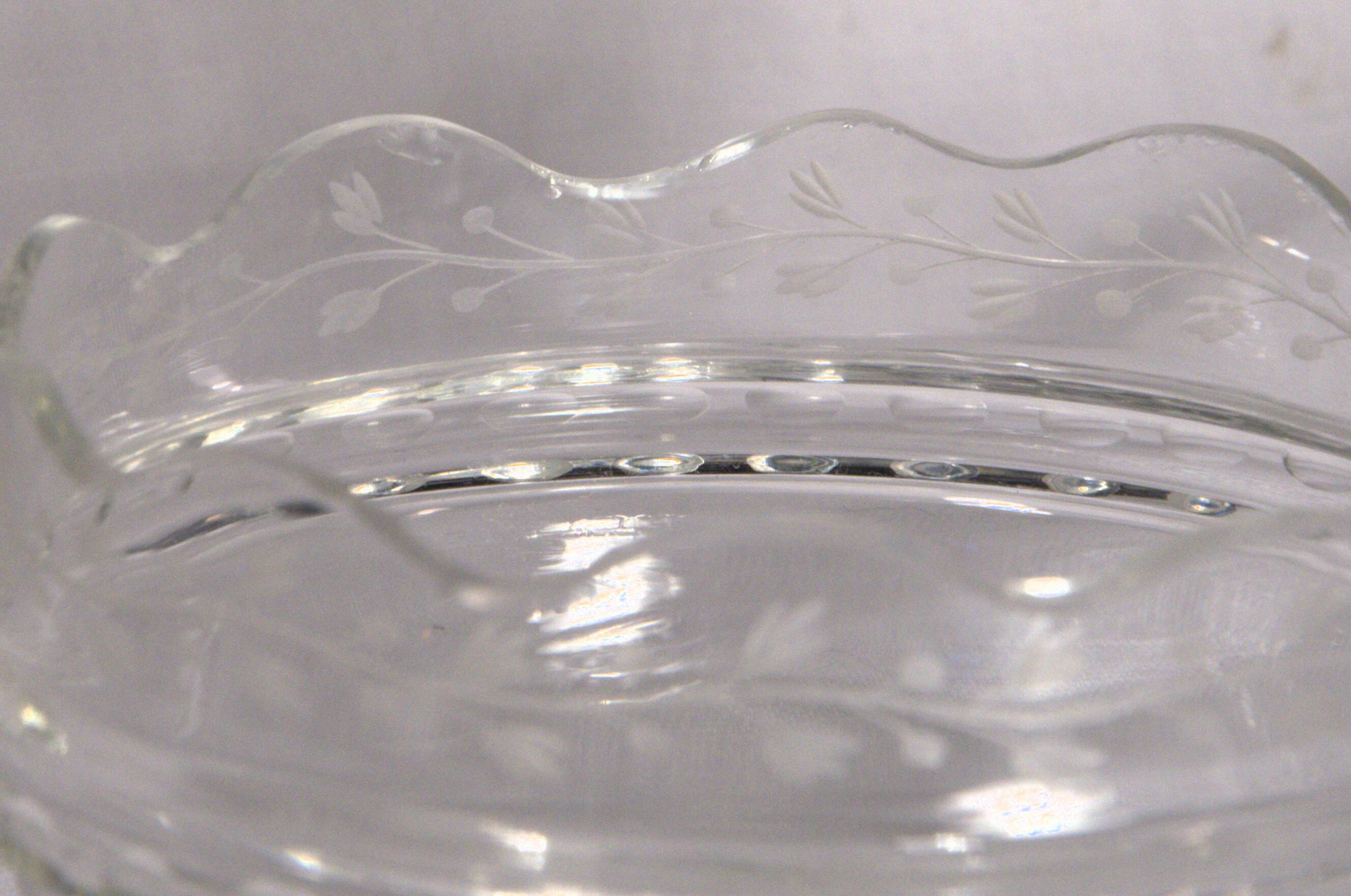 Small cut glass bowl with a handle in silver-plated metal, 13x14cm, early 20th century.