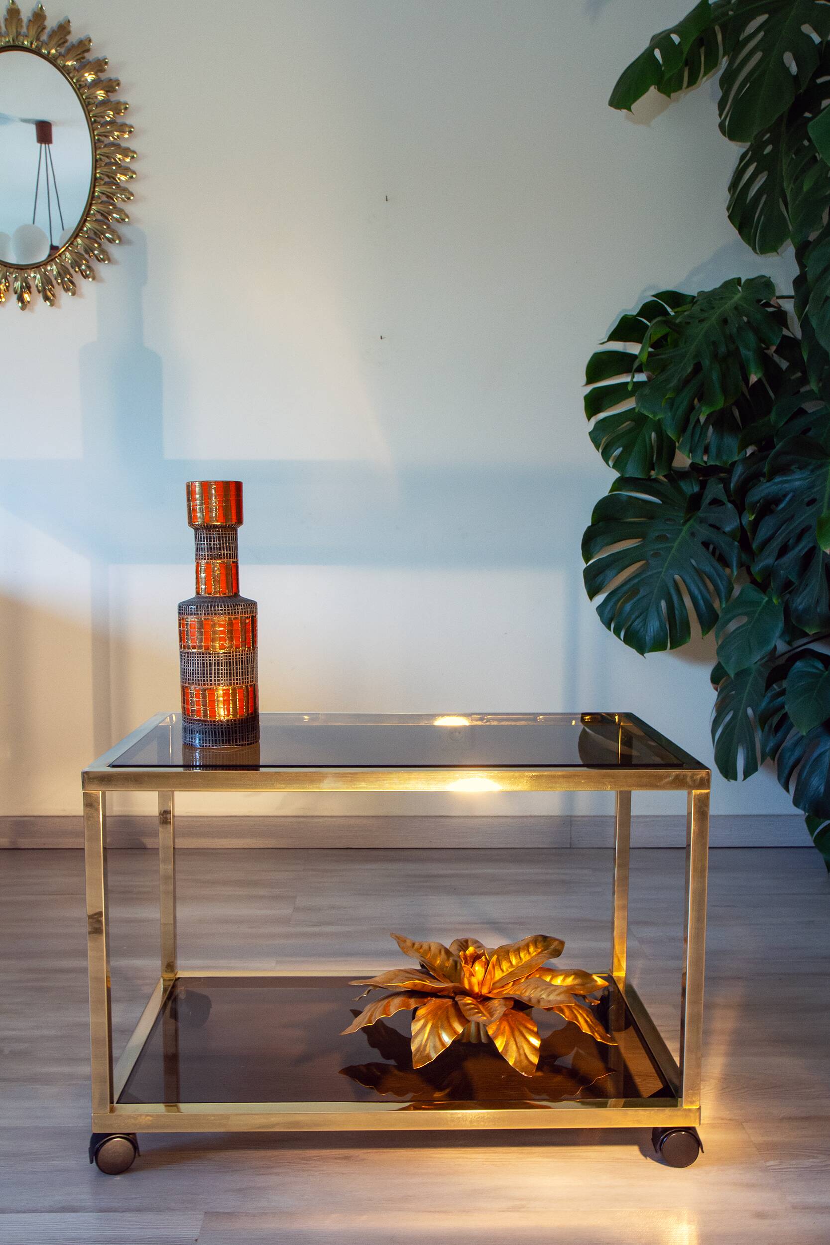 Desserte, Table d'appoint métal doré et verre fumé, 1970-80