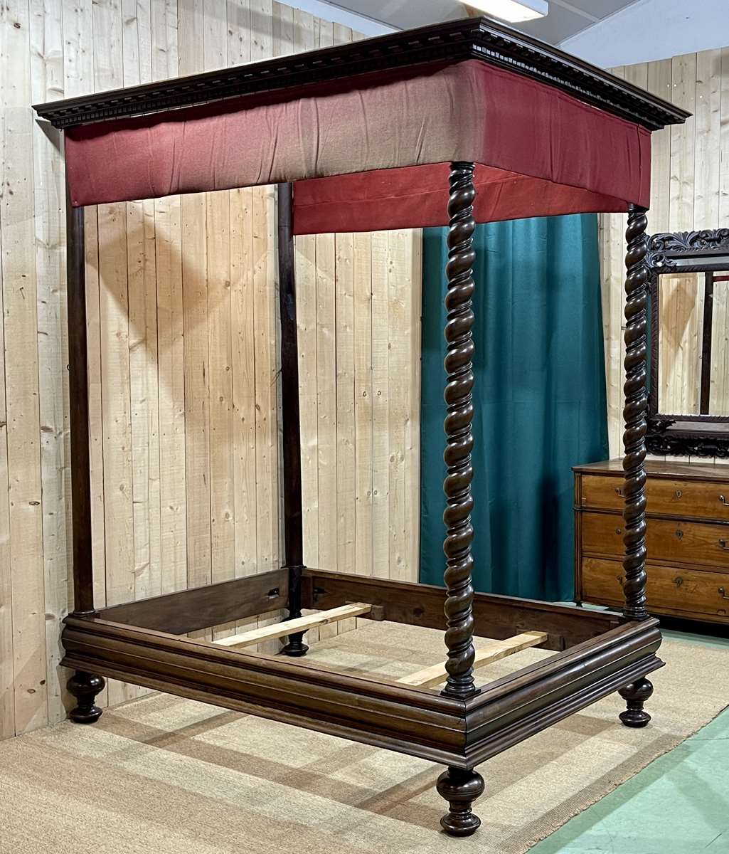 Louis XIII four-poster bed in walnut and poplar