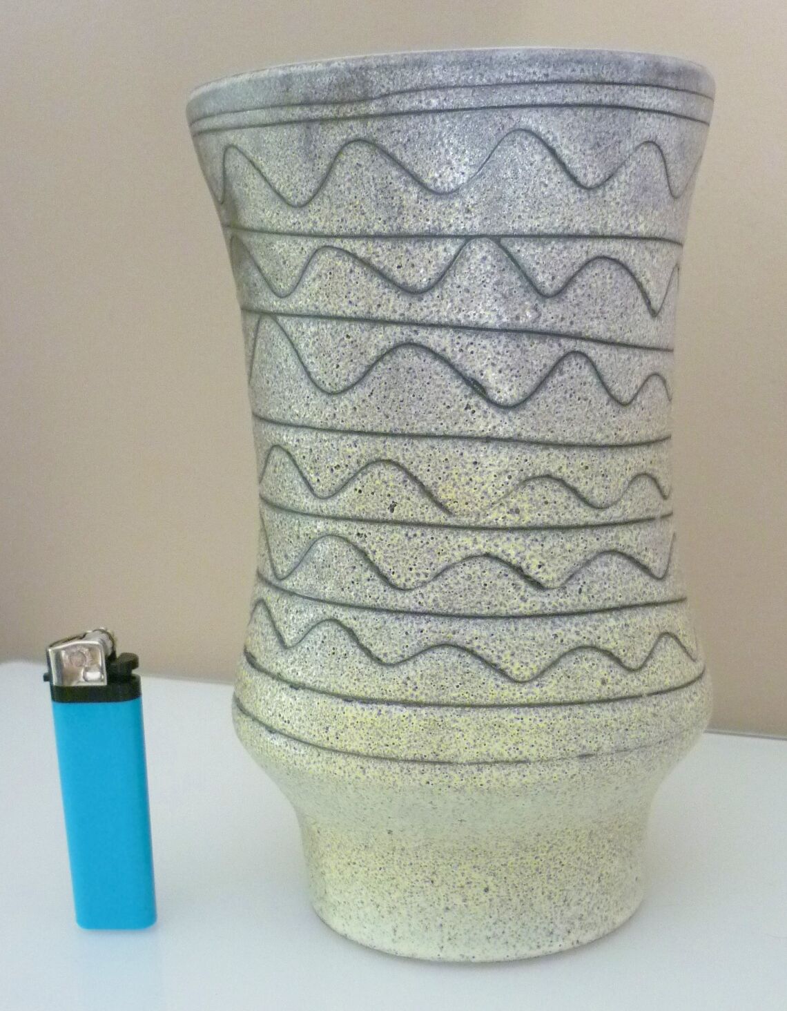 Vase céramique scarifié simpliste signé Jean Austruy, années 60/70, Vallauris