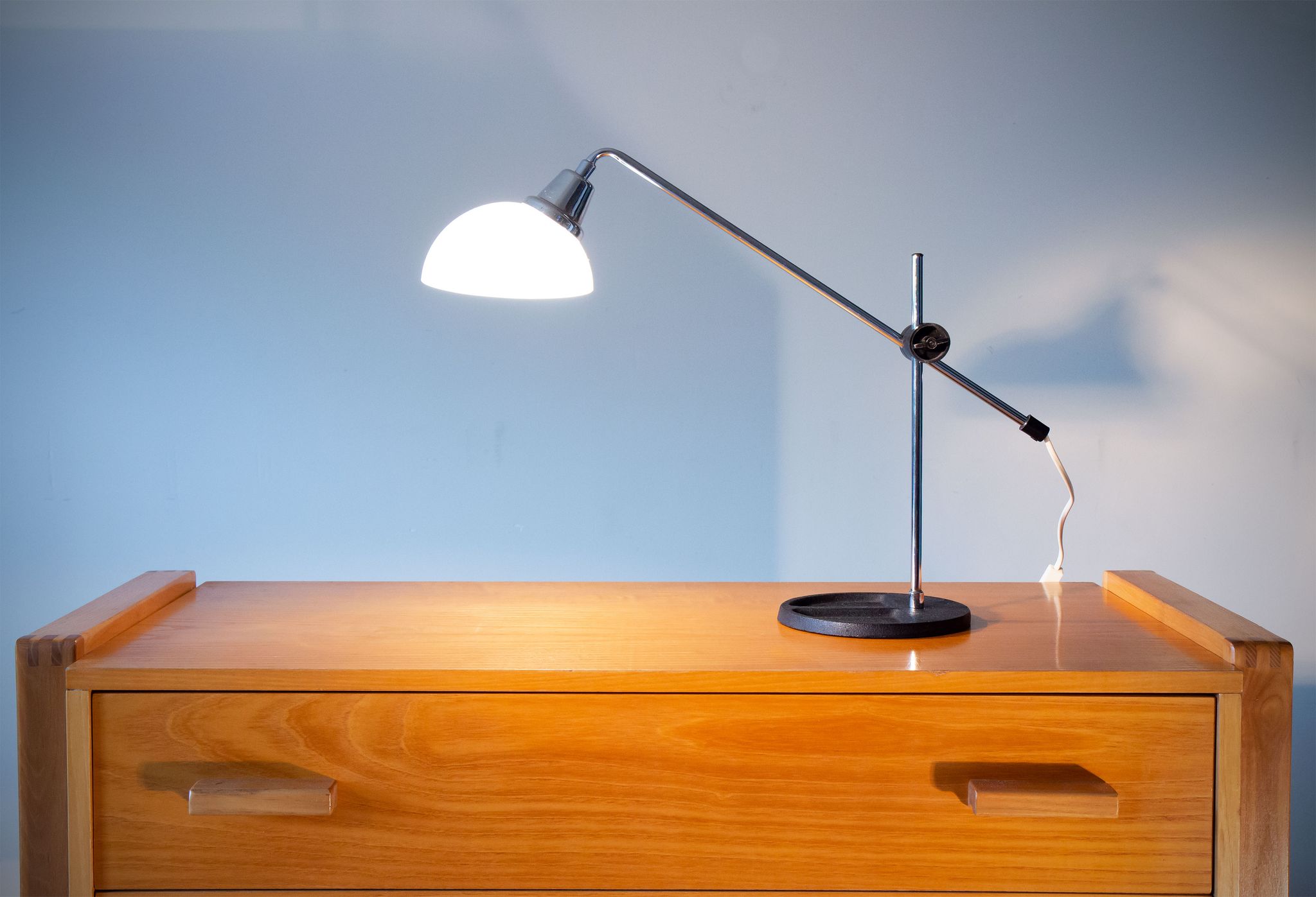 Lampe années 70 chrome et opaline