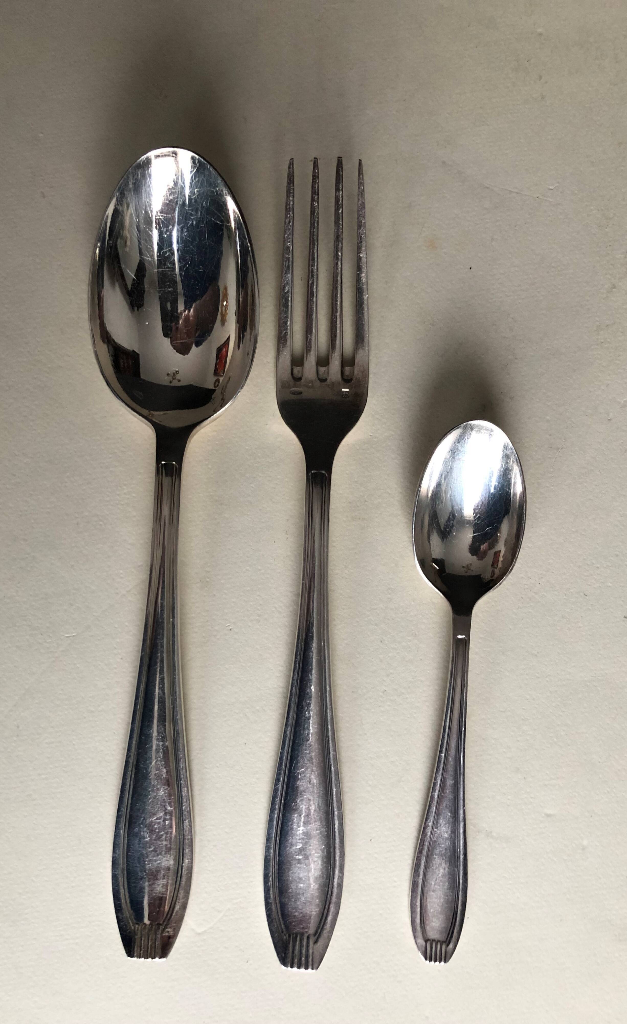 Silver metal housewife modernist model of the 60s (37 pieces)