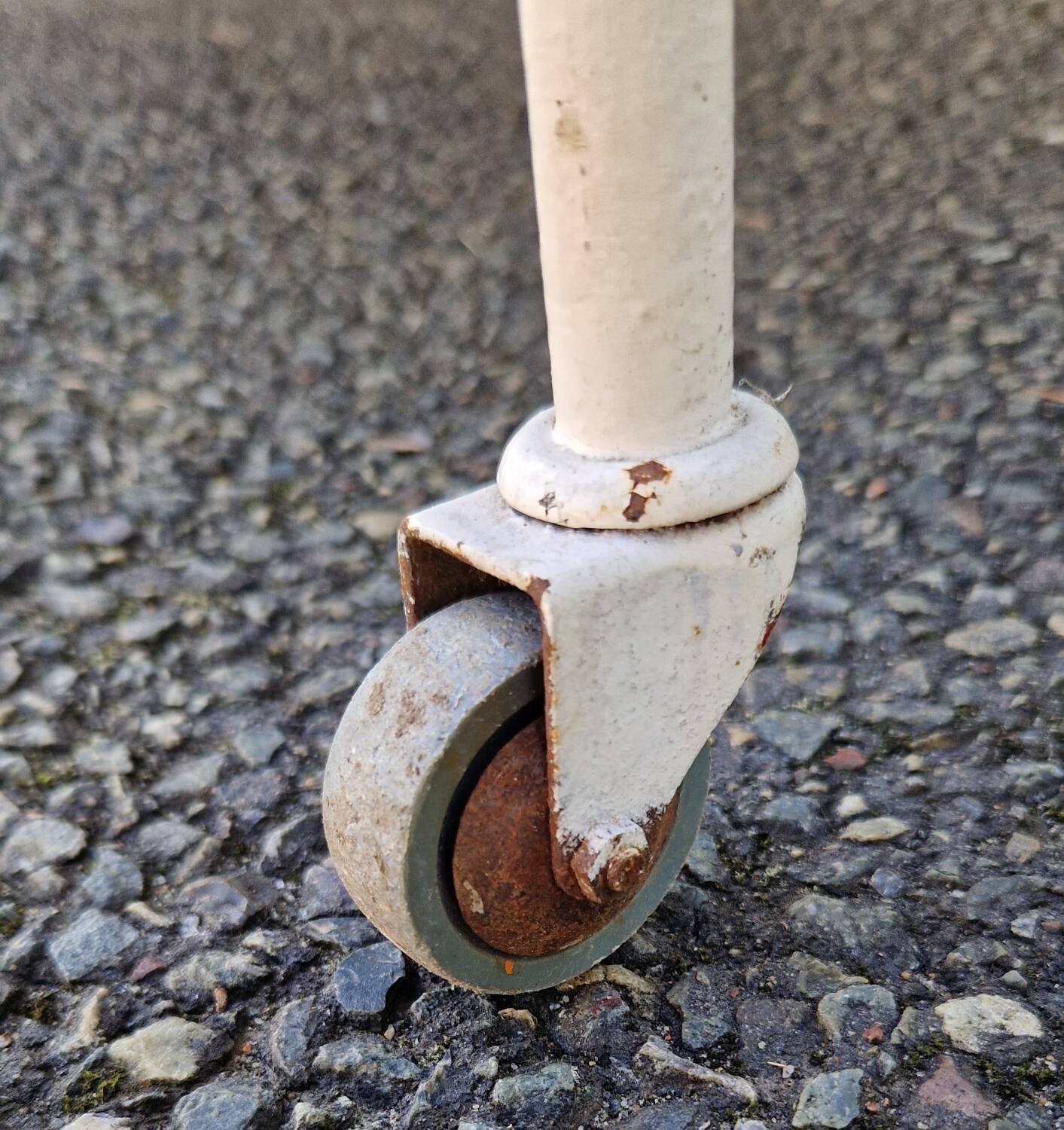 bed child iron bench