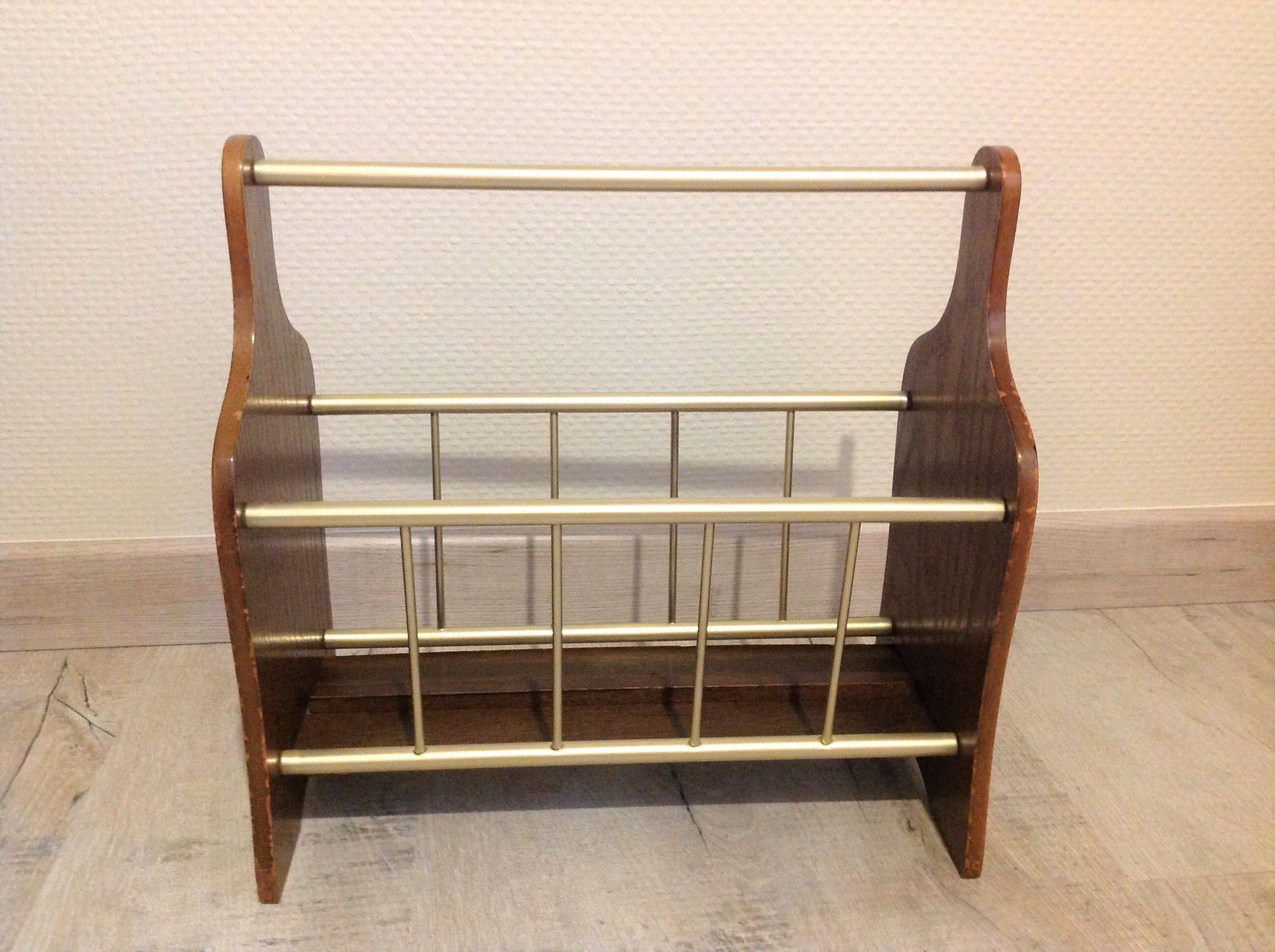 Magazine holder in gilded metal and wood imitation teak / vinatge 60s-70s