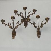 Ensemble élégant de trois appliques murales en bronze doré de style gothique français.