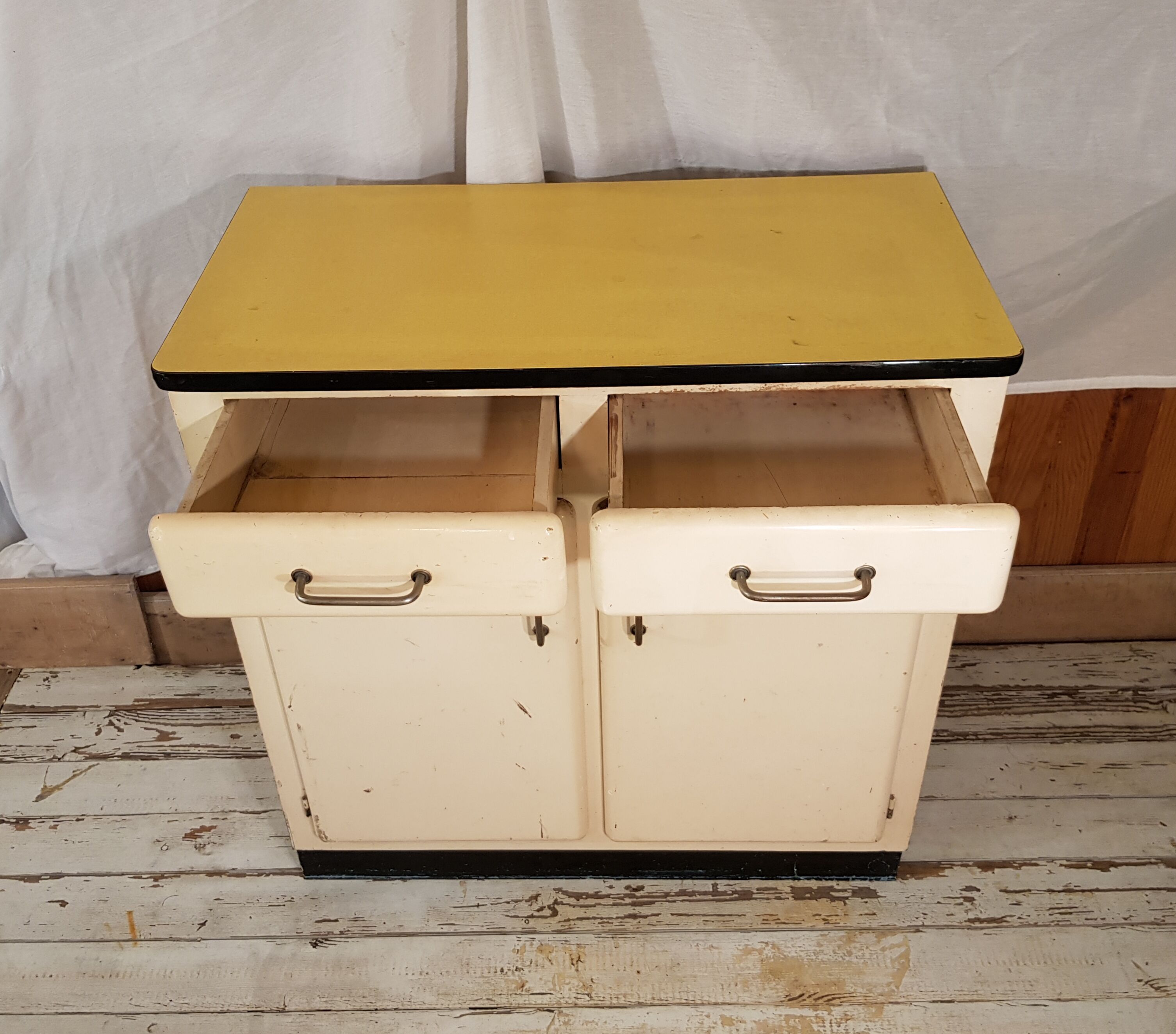 Mado buffet with yellow formica tray