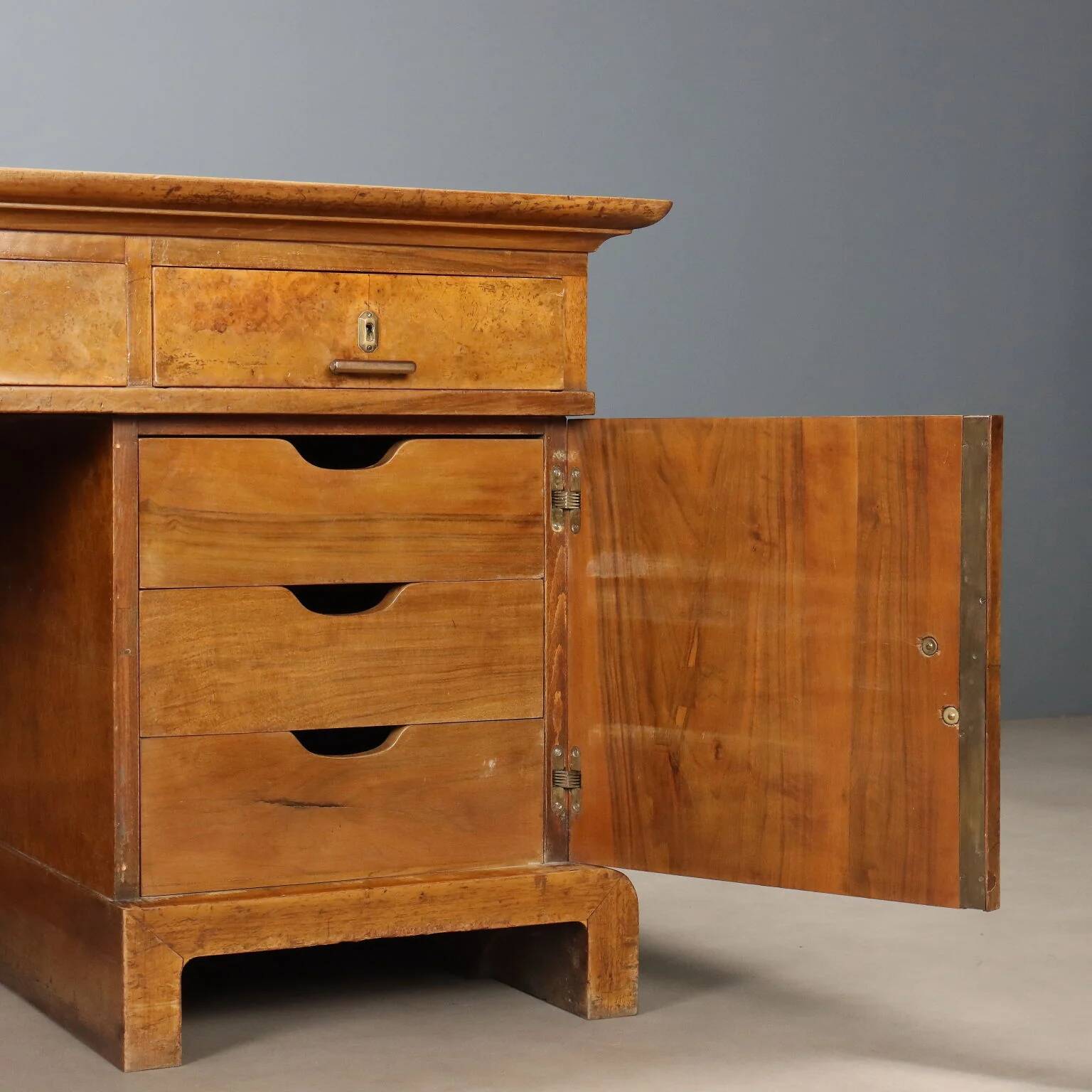 Antique Art Deco desk in walnut and walnut burl, 20th century