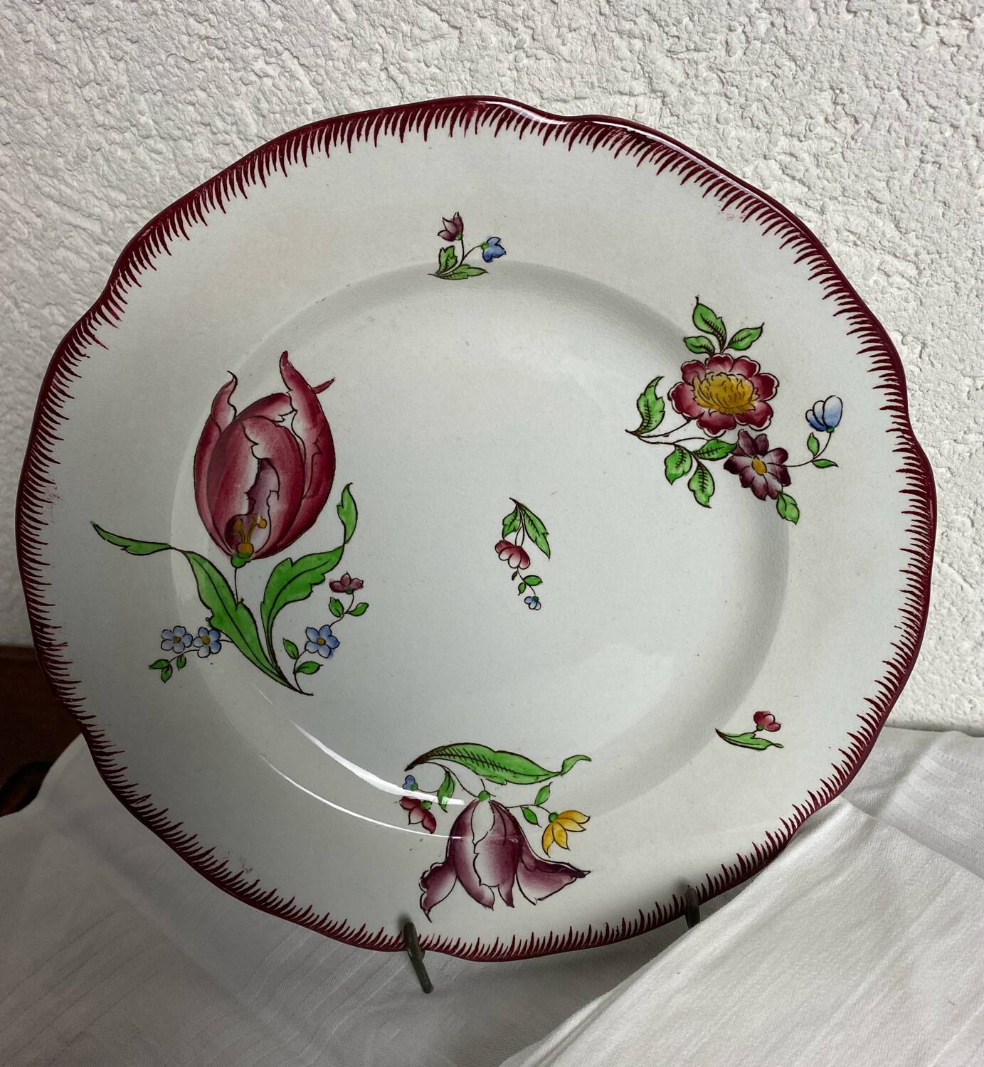 Sarreguemines plate on pedestal