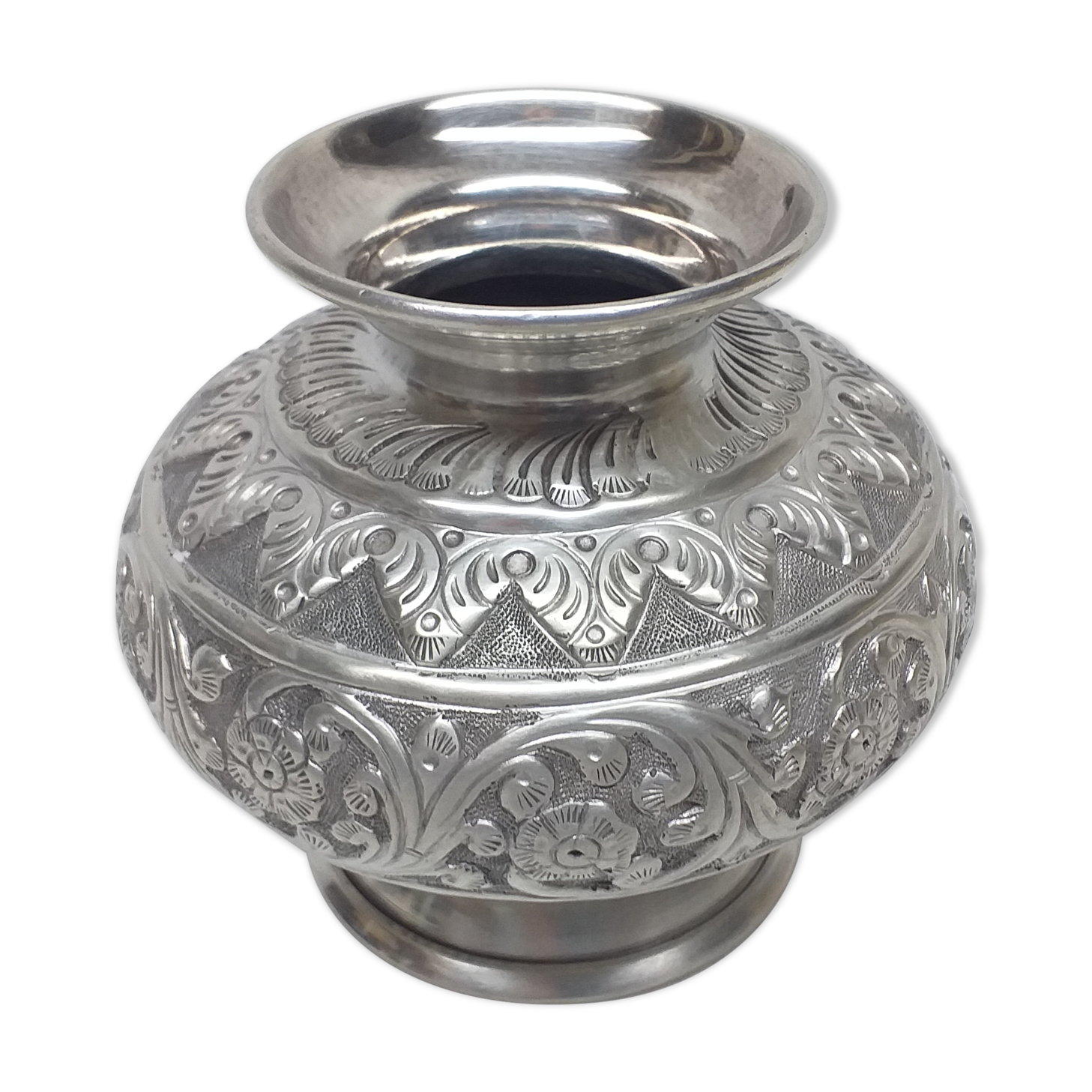 900 solid silver domed vase with floral motifs 196g