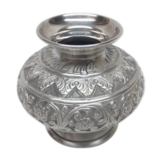 900 solid silver domed vase with floral motifs 196g