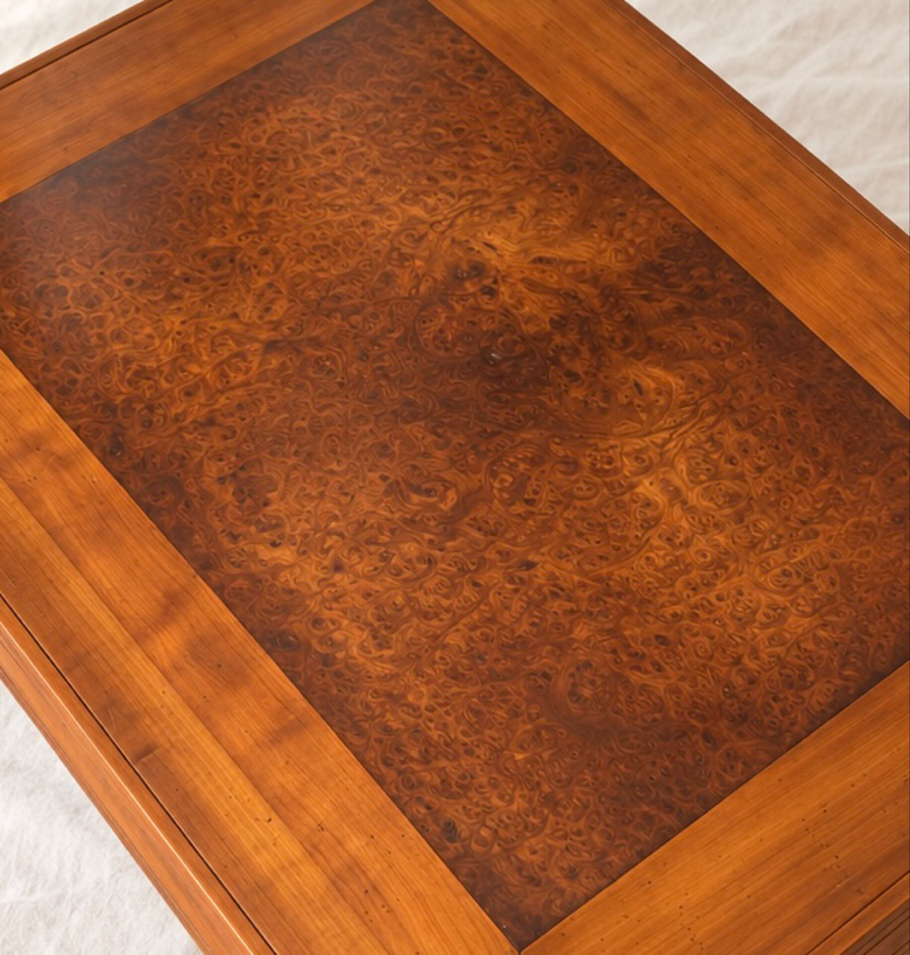 Grande table basse extensible en merisier & loupe de noyer – 1996