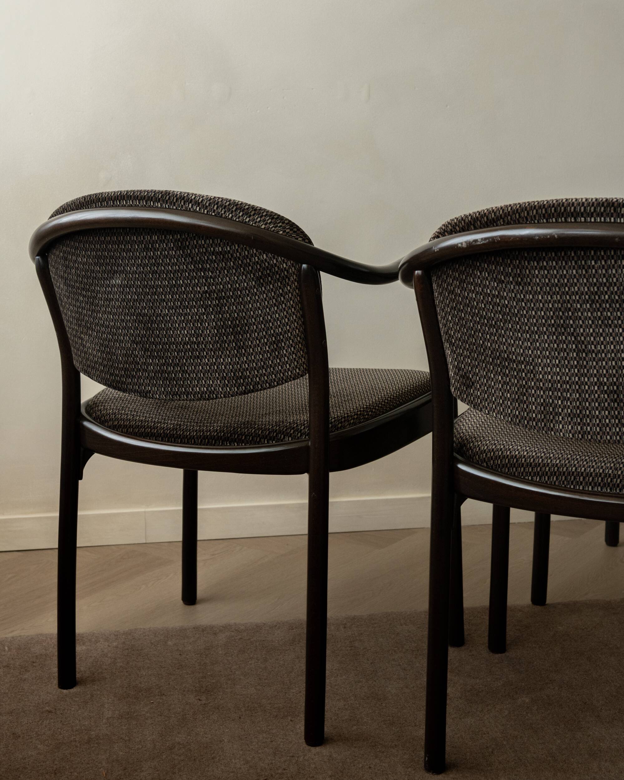 4 chaises de salle à manger postmodernes en bois cintré 235 F par Hartmut Lohmeyer Thonet, années 1980