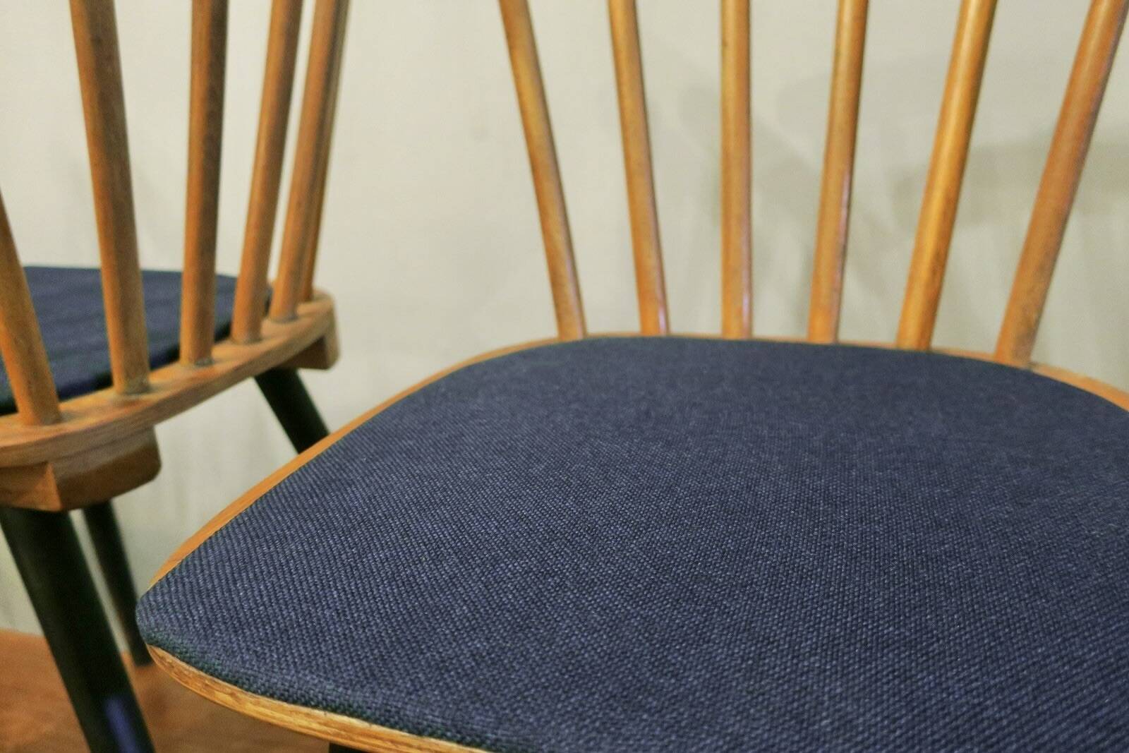 Ensemble de 4 chaises de salle à manger avec des pieds évasés et des housses de siège bleu marine, années 1960.