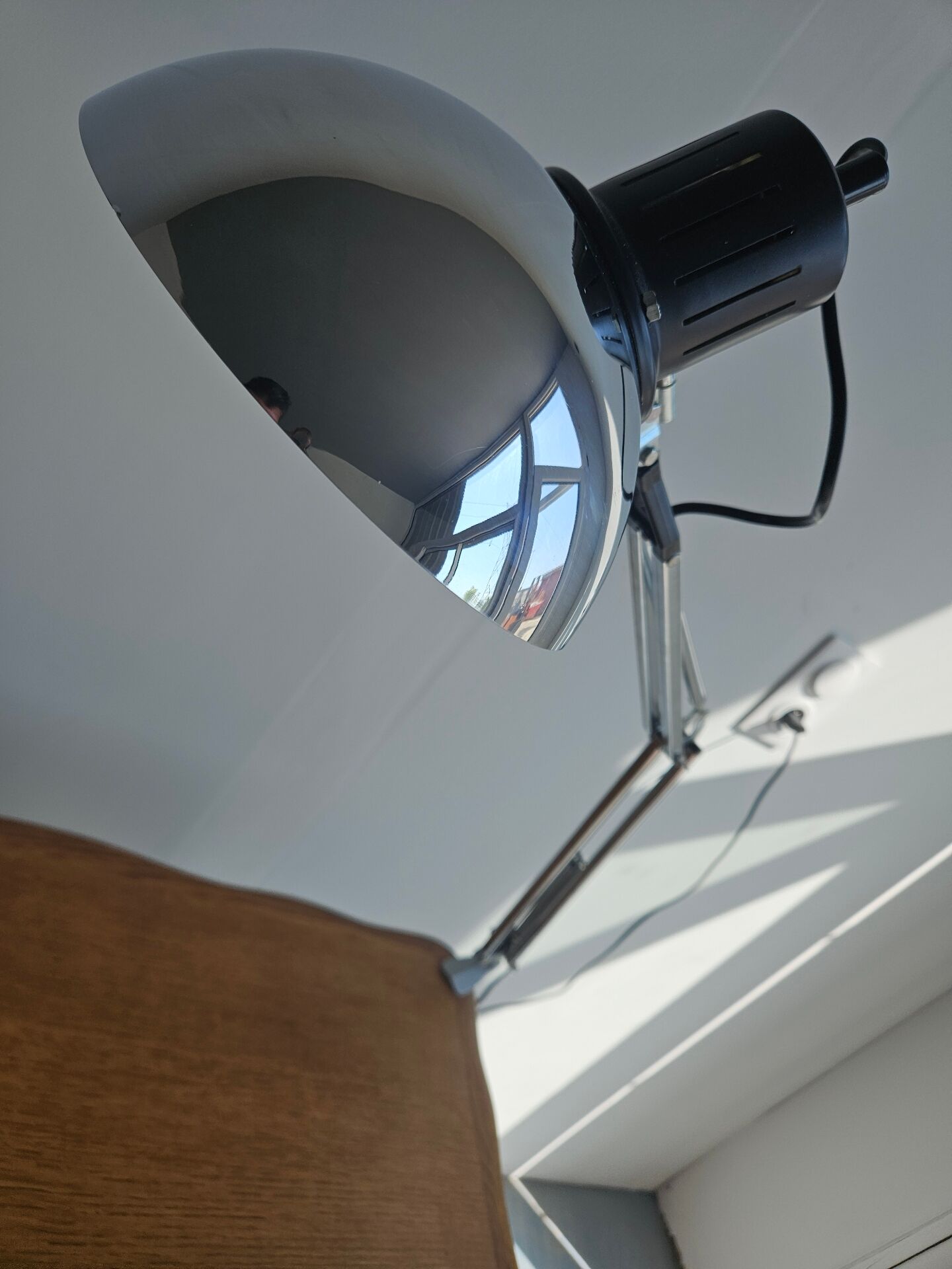 Articulated desk lamp
