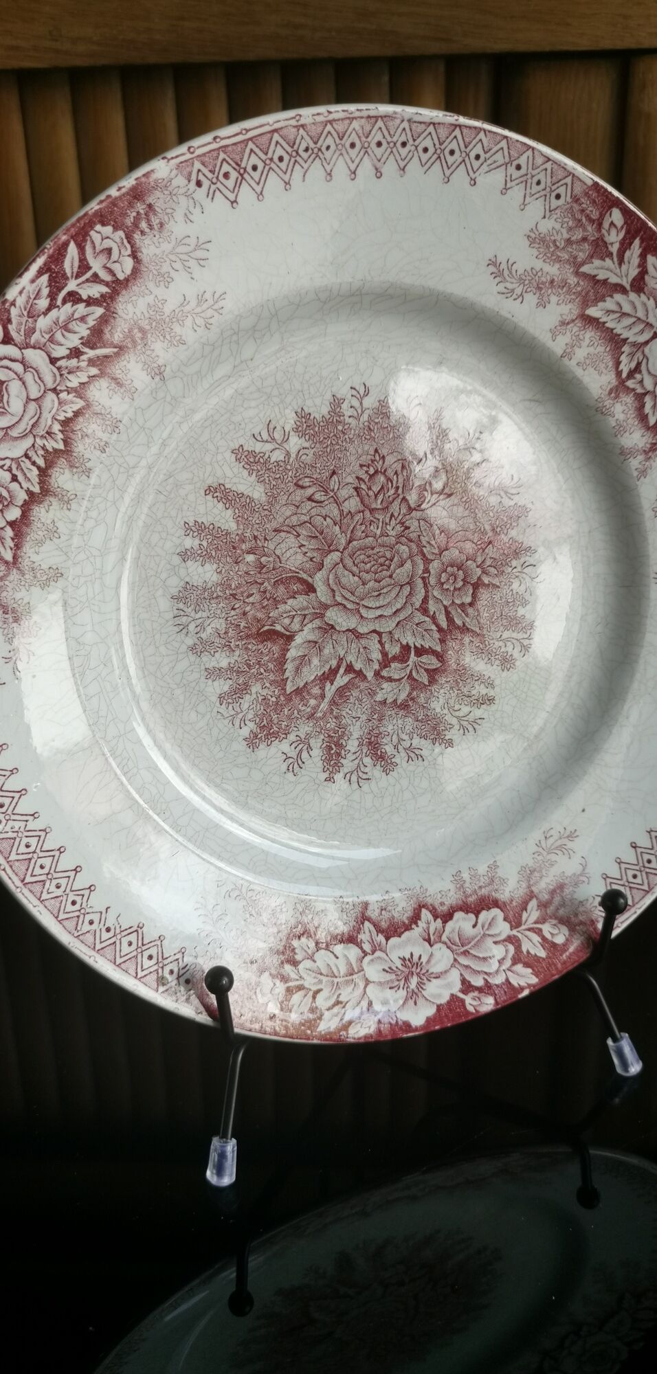 2 anciennes assiettes plates à fleurs rose poinçonner terre de fer hamage st amand "jardinière"